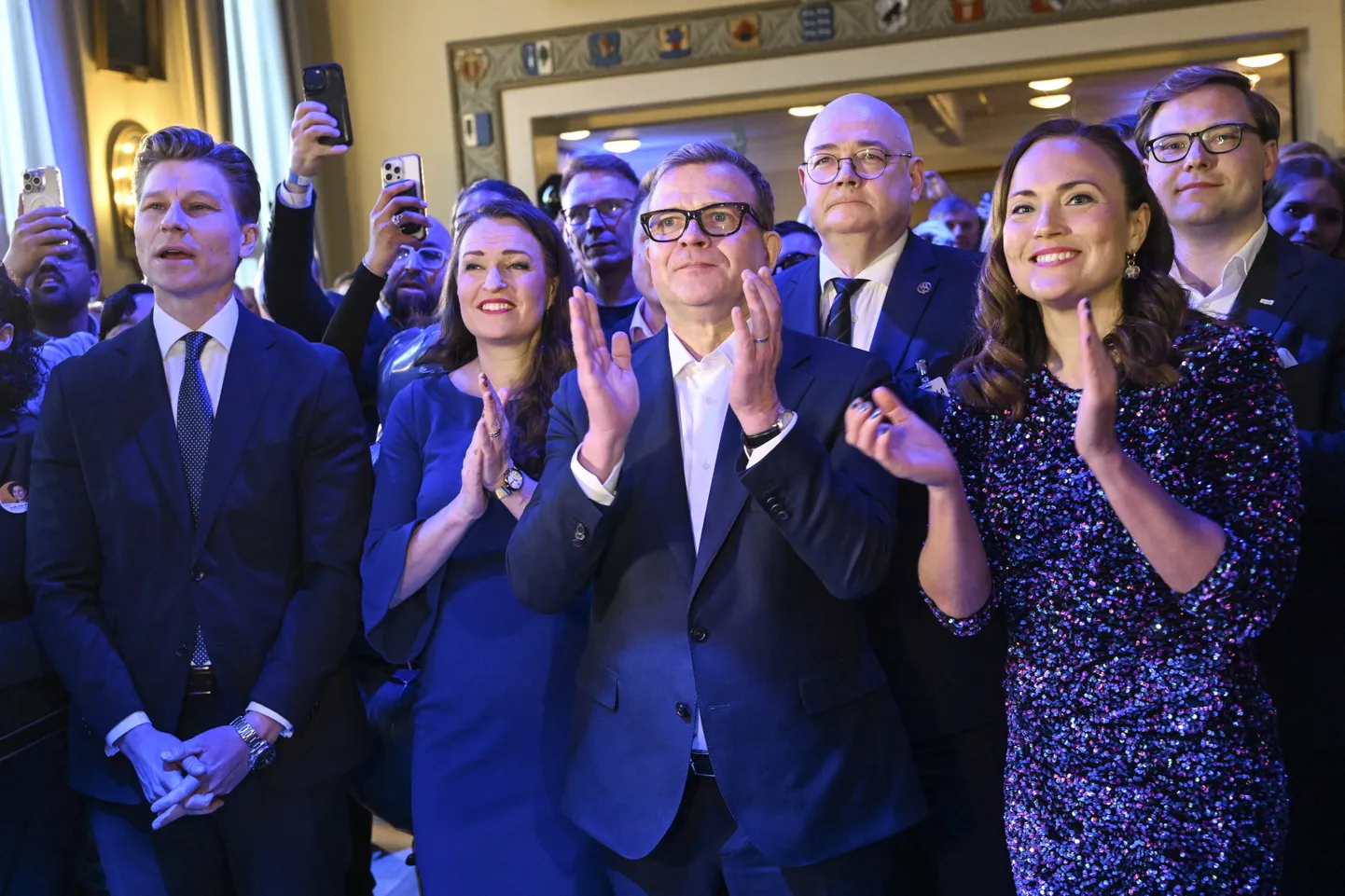 Soome Koonderakonna esimees, peaminister Petteri Orpo naudib koos parteikaaslastega kohalike valimiste teise koha tulemust. Helsingi uus linnapea Daniel Sazonov on pildil tagareas, kõige parempoolsem poliitik.