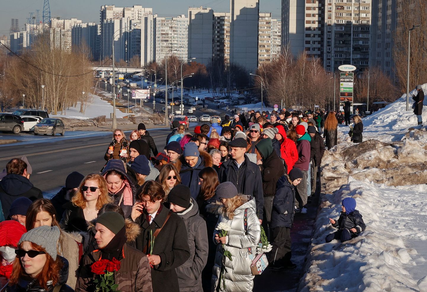 Leinajad järjekorras ootamas pääsu Moskva Borissovo kalmistule.