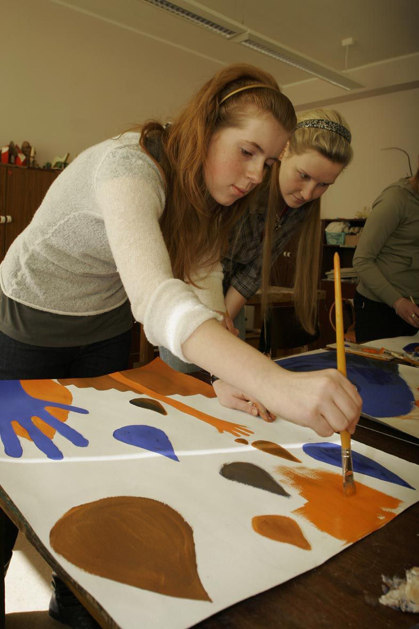 Türi gümnaasiumi õpilased Leini Tiik (vasakul) ja Marie-Luise Aksel teevad hoolega dekoratiivmaali.