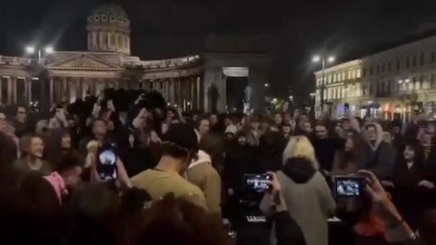 ВИДЕО ⟩ В Санкт-Петербурге задержана уличная певица, которая исполняла песни "иноагентов"
