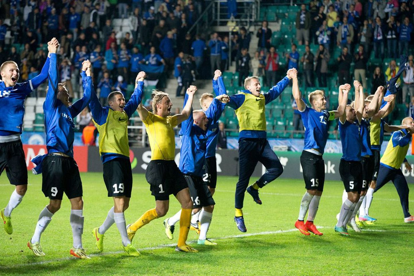 Футболисты сборной Эстонии благодарят болельщиков.