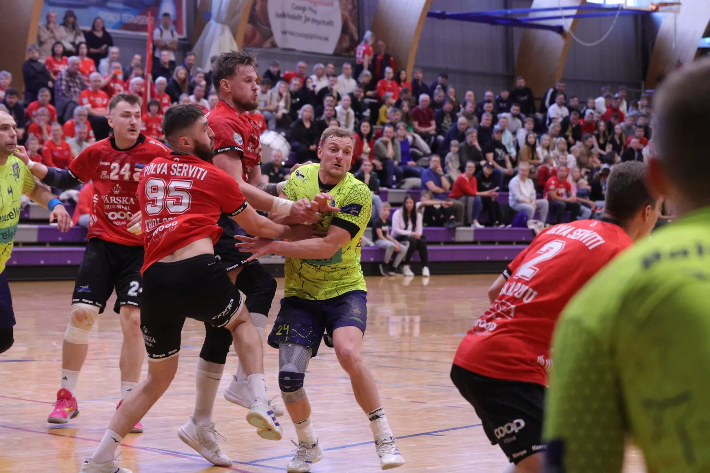 Eesti meeste meistriliiga finaalseeria esimeses mängus alistas Põlva Serviti (punastes) 26:20 Viljandi HC.
