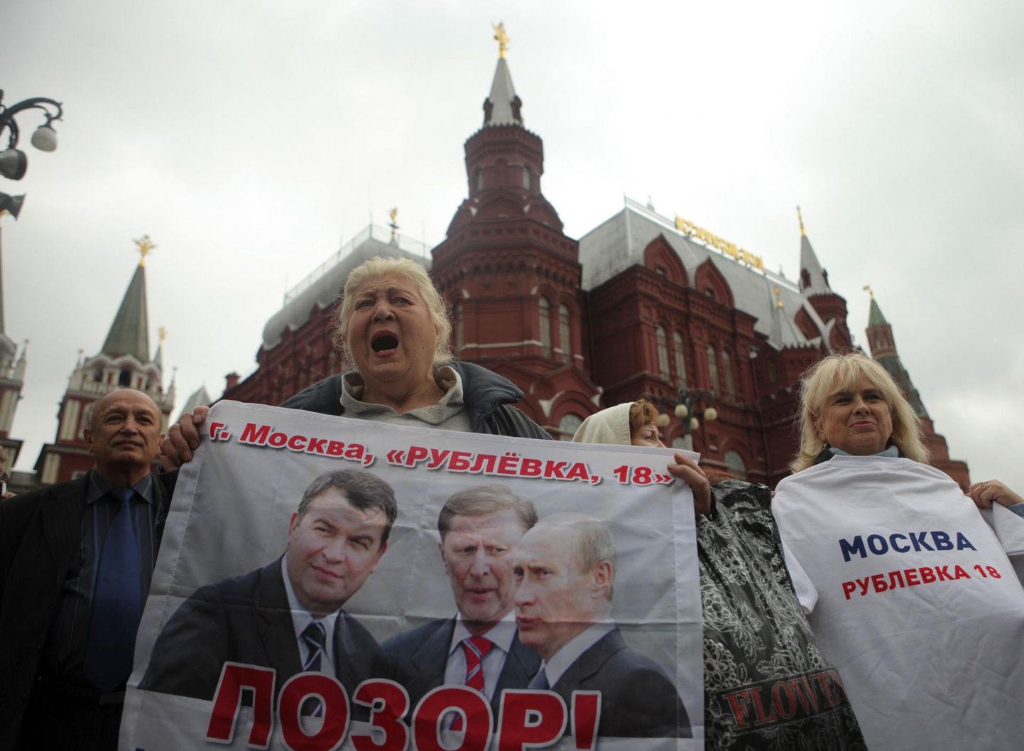 Pikalt korraldasid oma varast pettuse läbi ilma jäänud Gorki-2 endised osanikud meeleavaldusi, kuid nüüdseks on suurem osa inimesi lootuse kaotanud, paljud neist ka vahepeal surnud. Pildil Rubljovkas kinnistud kaotanud aktsionärid 2011. aasta sügisel Moskvas Punasel väljakul.  FOTO: Alexander Vaynshtein/Reuters/Scanpix