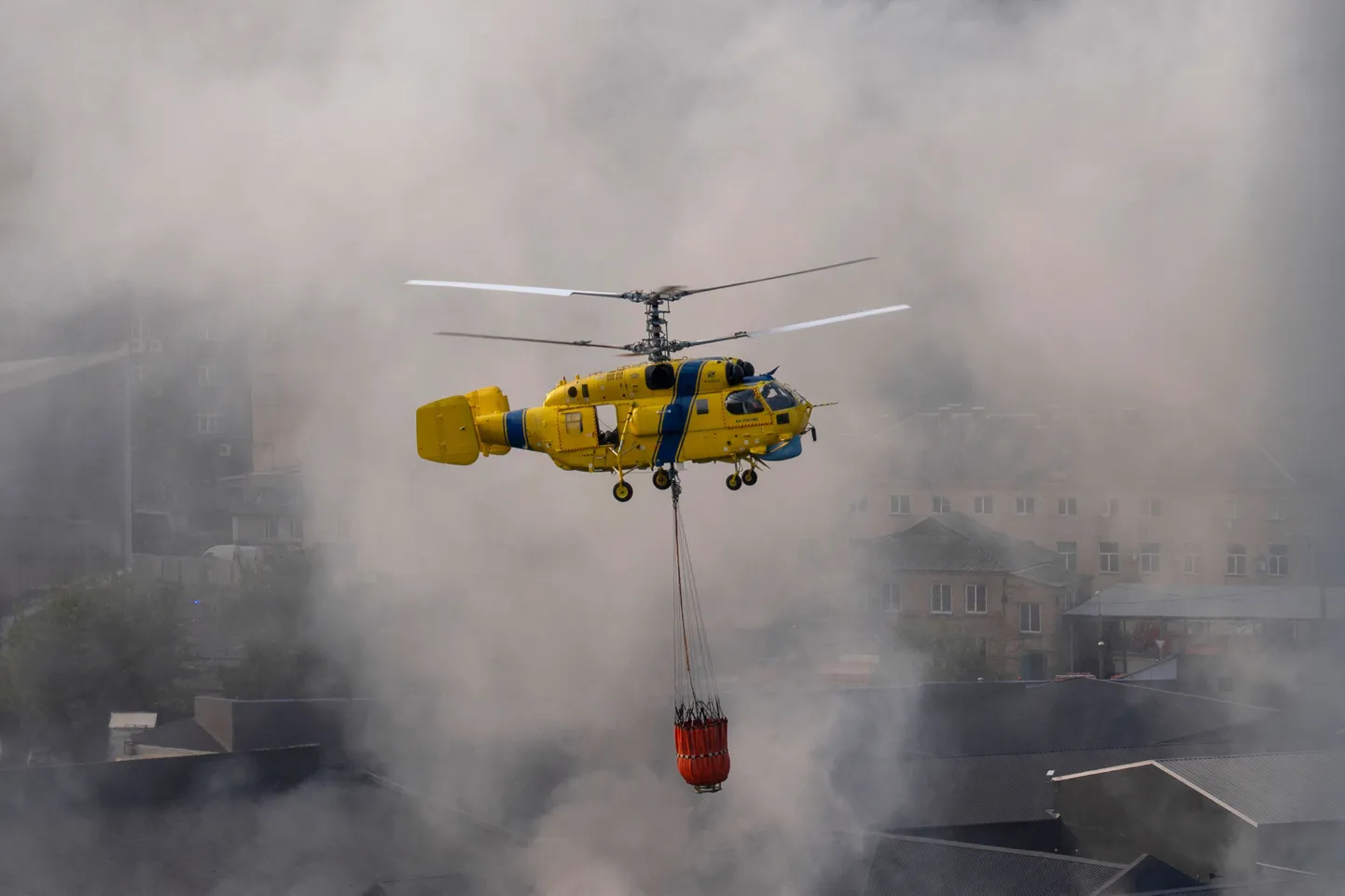 Tuletõrjujate helikopter kustutab tulekahjusid pärast Kiievit tabanud rünnakut.