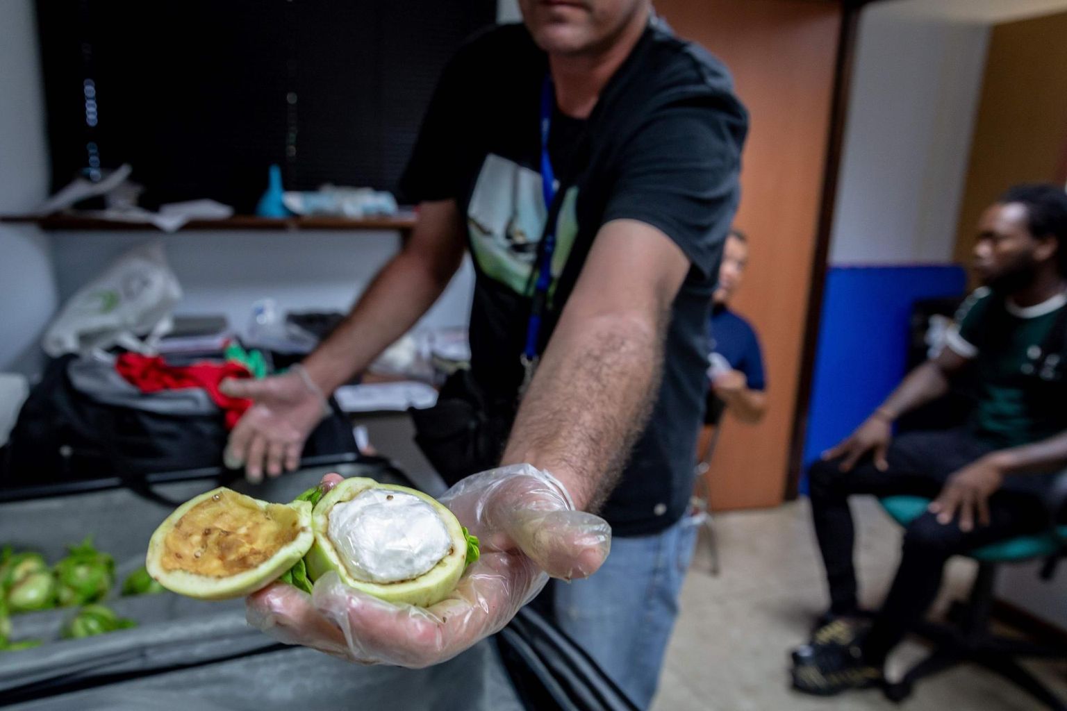 Prantsuse Guajaana tolliametnikud inspekteerivad kokaiiniga täidetud puu- ja köögiviljasid. 