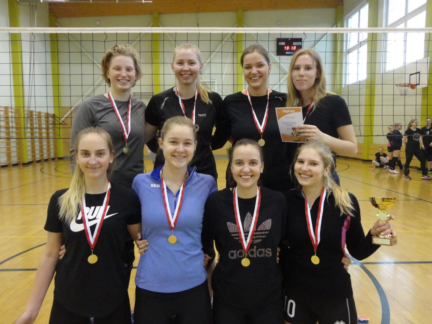 Pildil ees vasakult Sandra Ratasepp, Ingrid Kiisk, Mai-Liis Logina ja Eleri Leht. Tagareas: Helen Hunt, Kadri Kuusk, Anna Ulst ja Kirke Paris.