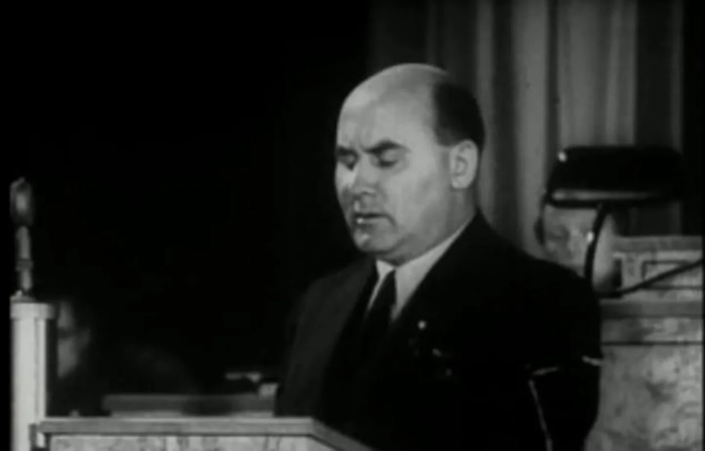 Juunikommunist Johannes Vares esineb 1940. aastal aruandega delegatsiooni sõidust Moskvasse riigikogu saalis II riigivolikogu istungil