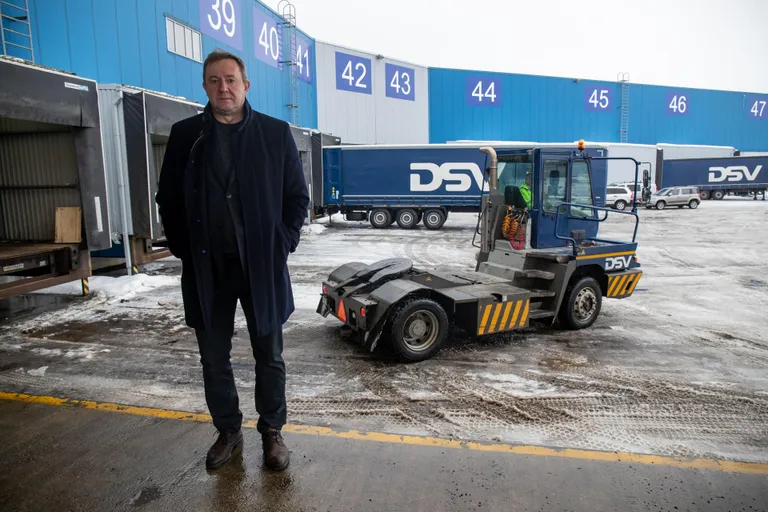 Руководитель DSV Яан Лепп демонстрирует технику, которой заинтересовались военные: Terberg YT182.