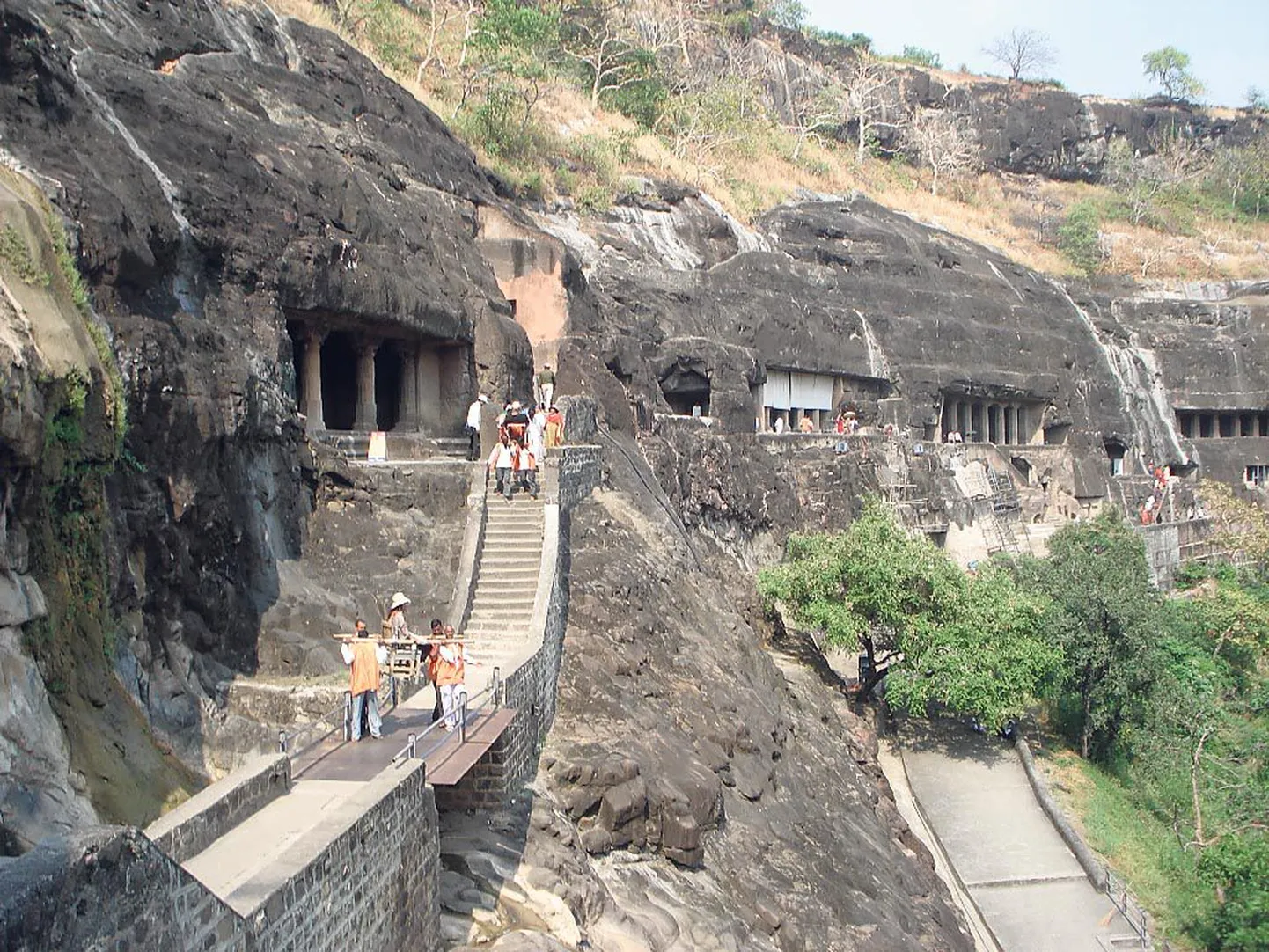 Ajanta koobastiku sissepääsusid ühendavad terrassid on rajatud turistide tarbeks, koobastemplid on seest hämarad ning välklambiga pildistada ei tohi, et mitte kahjustada iidseid seinamaalinguid.