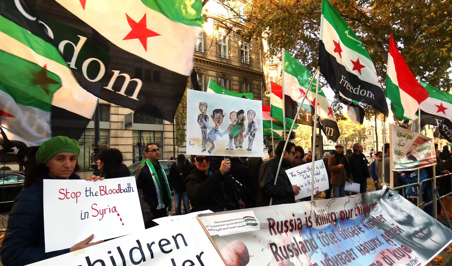 Hotelli juurde, kus toimusid kriisikõnelused lahendamaks Süüria konflikti, kogunesid protestijad.