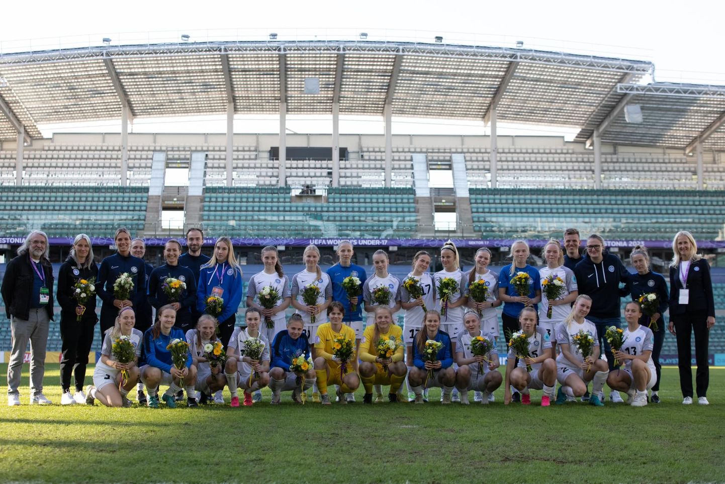 Kõigile Eesti U17 koondise liikmetele kingiti pärast viimast alagrupimängu lillekimp.