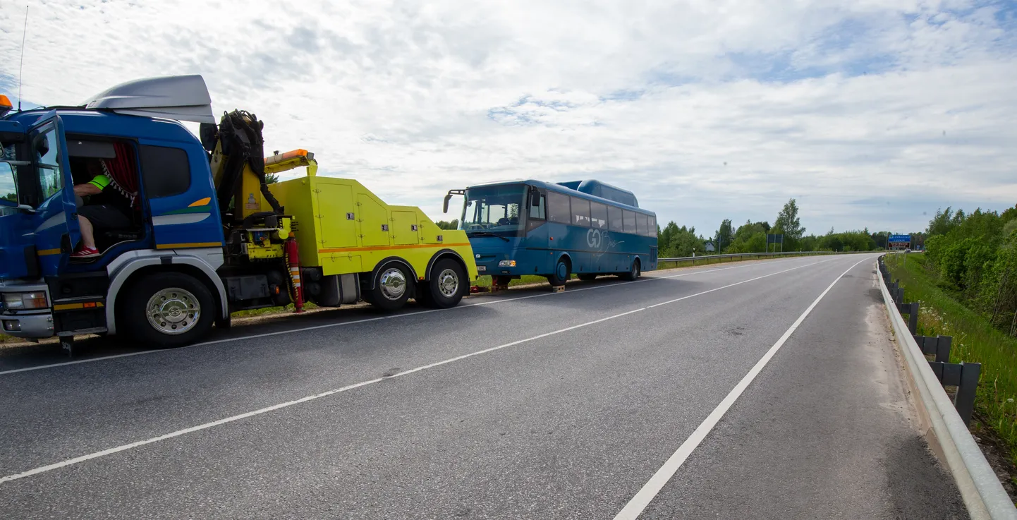 Сегодня после обеда рейсовому автобусу Gobus на 13-м километре шоссе Тарту-Ряпина пришлось прервать поездку из-за утечки. Поездку продолжили на замещающем автобусе.