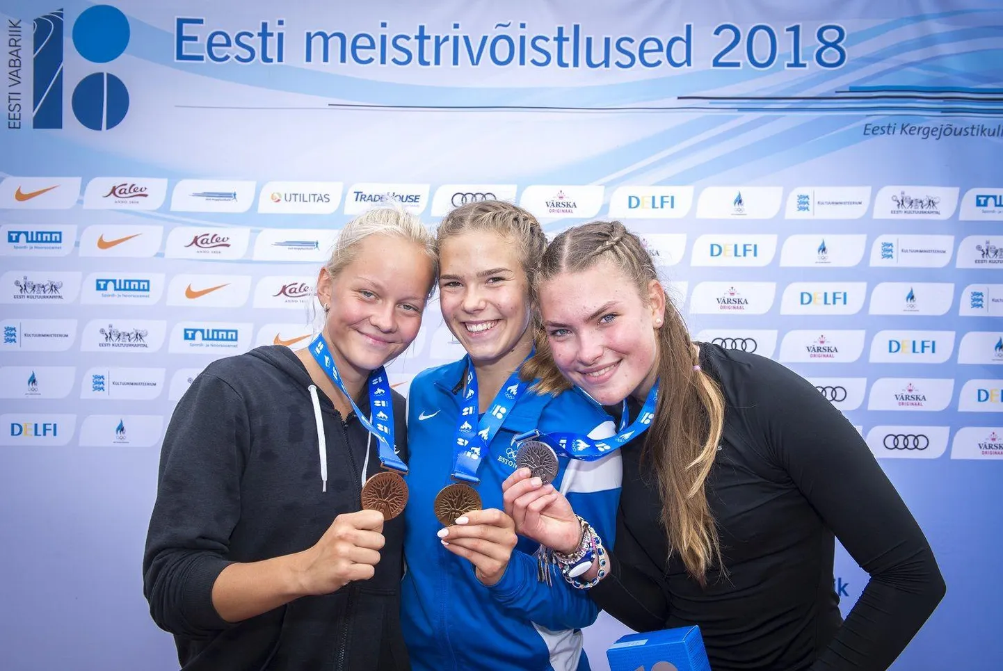 U-18 võistlusklassi neidude esikolmik: vasakul kolmanda koha saanud Heidy Bergštein, keskel võitja Marilis Remmel ja paremal hõbemedali omanik Pippi-Lotta Enok.