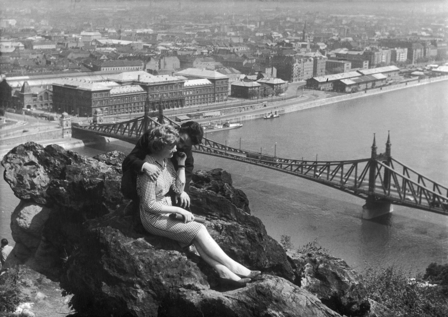 Paarike kohtingul, taustal Budapest ja Doonau jõgi. Foto umbes 1960. aastast.