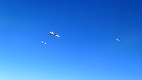 FOTO ⟩ NATO iznīcinātāji netālu no Latvijas piekrastes pārtvēruši piecas Krievijas militārās lidmašīnas