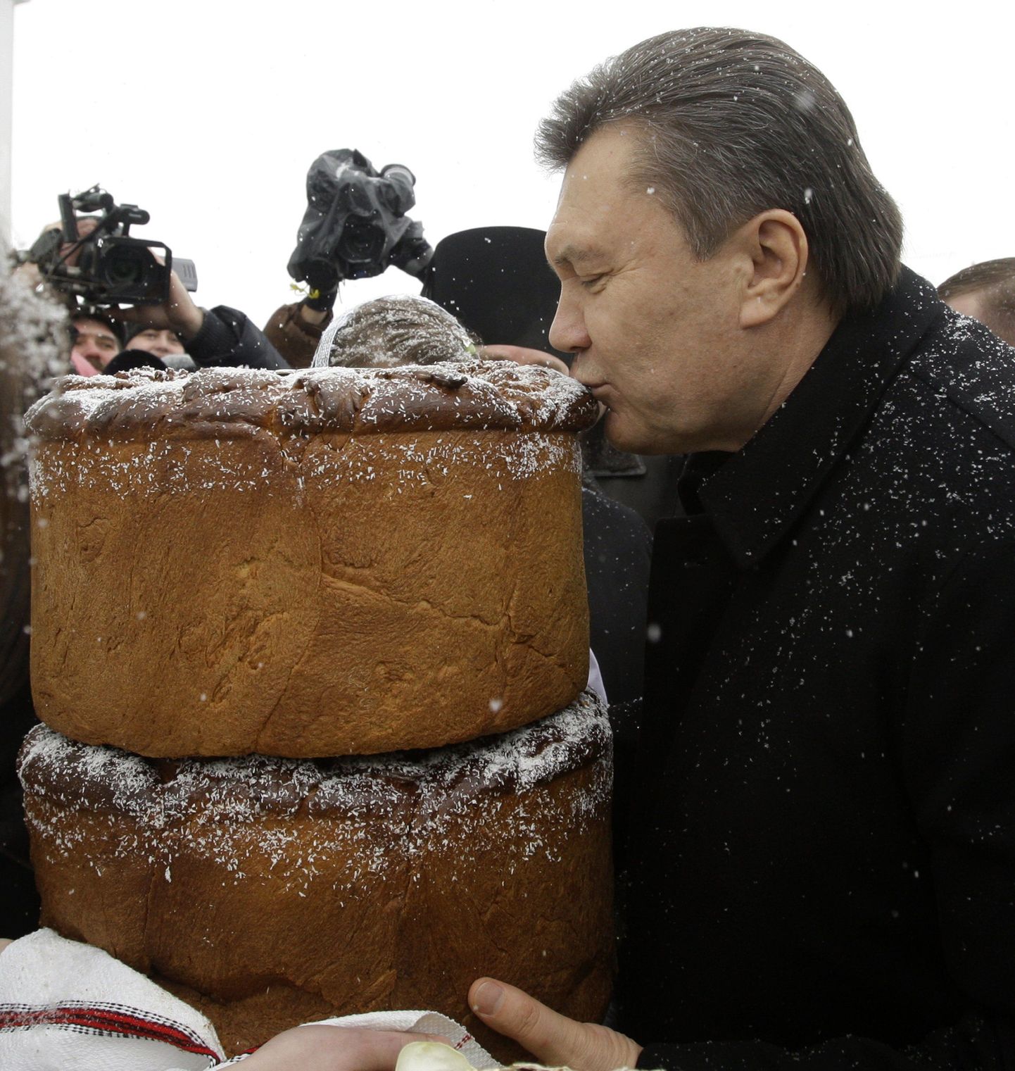 Viktor Janukovitš annab suud traditsioonilisele ukraina leivale.
