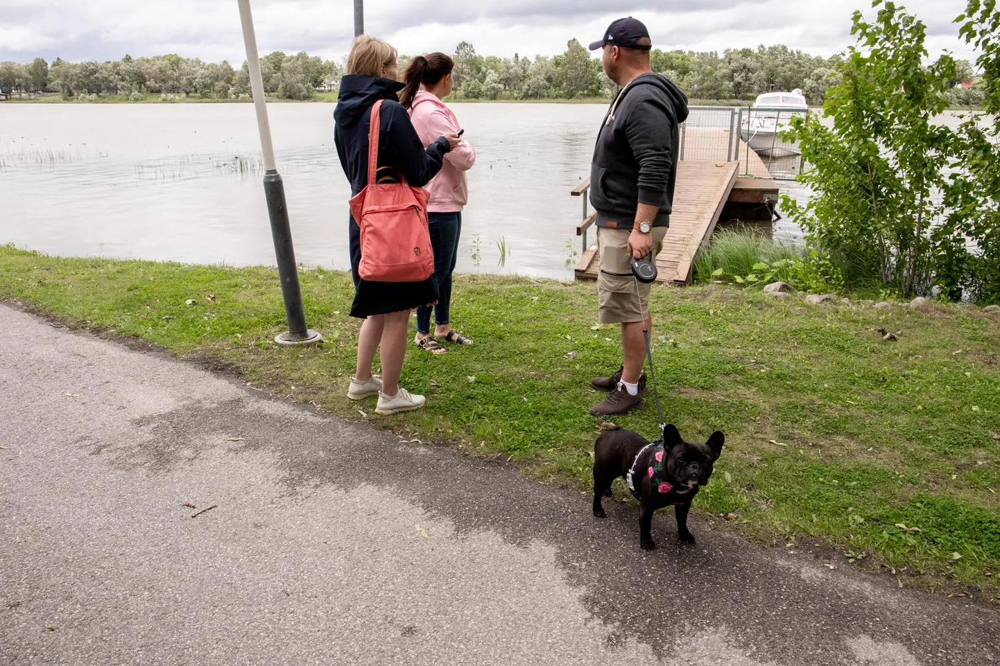 Kaasad Kristel Kivipalu ja Sander Tint päästsid esmaspäeval Pärnu jõest Pilli tänava kandist vanema naise. Koht, kus inimesed hätta sattusid, ei jää kaldast sugugi kaugele, vaid esimeste pinnal paistvate veetaimede juurde.