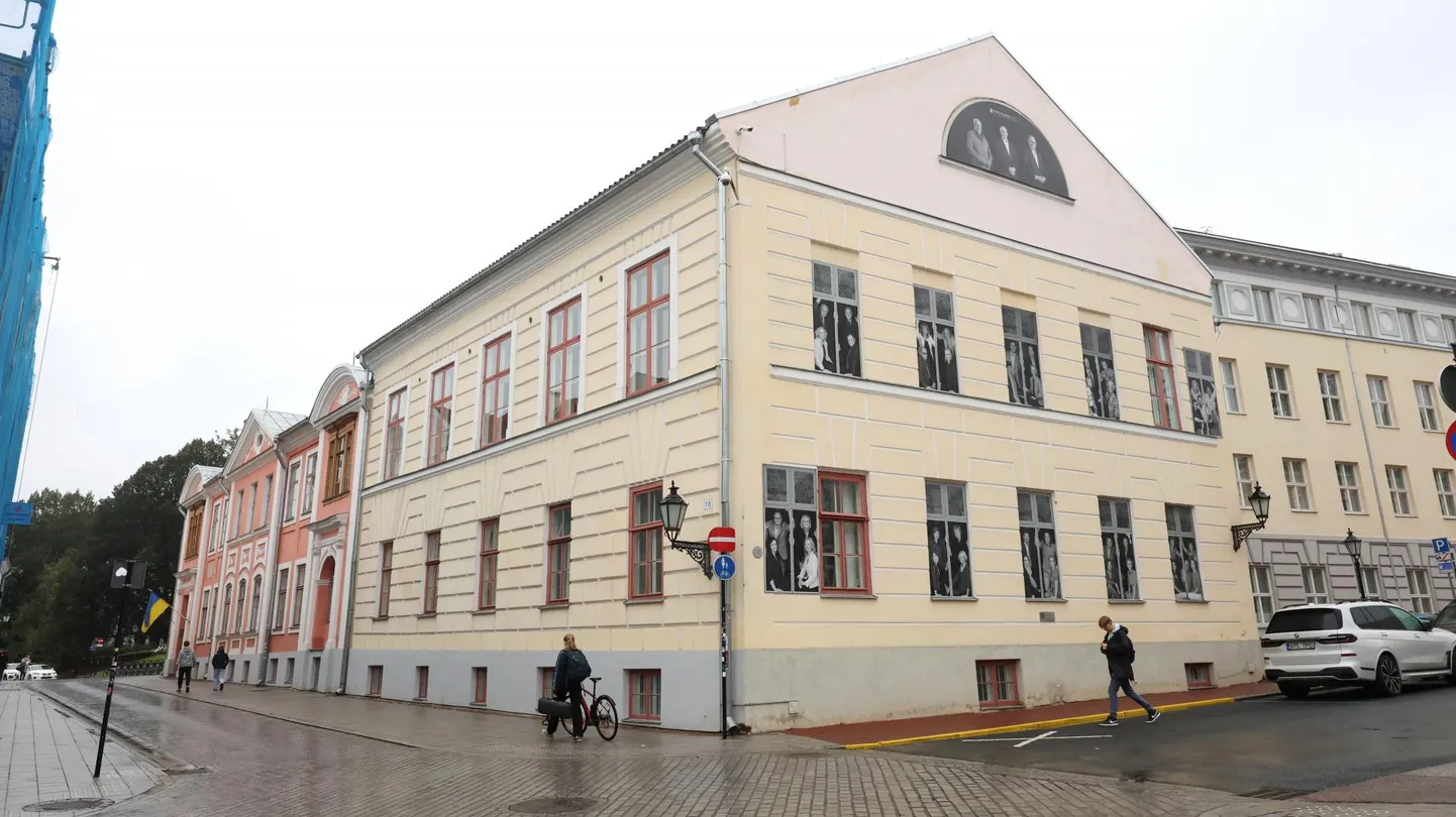 Von Bocki maja üht otsaseina katavad ülikooli professorite pildid, mis ehituse ajaks on ehk tarvis maha võtta. Hiljem paigaldatakse need tagasi.