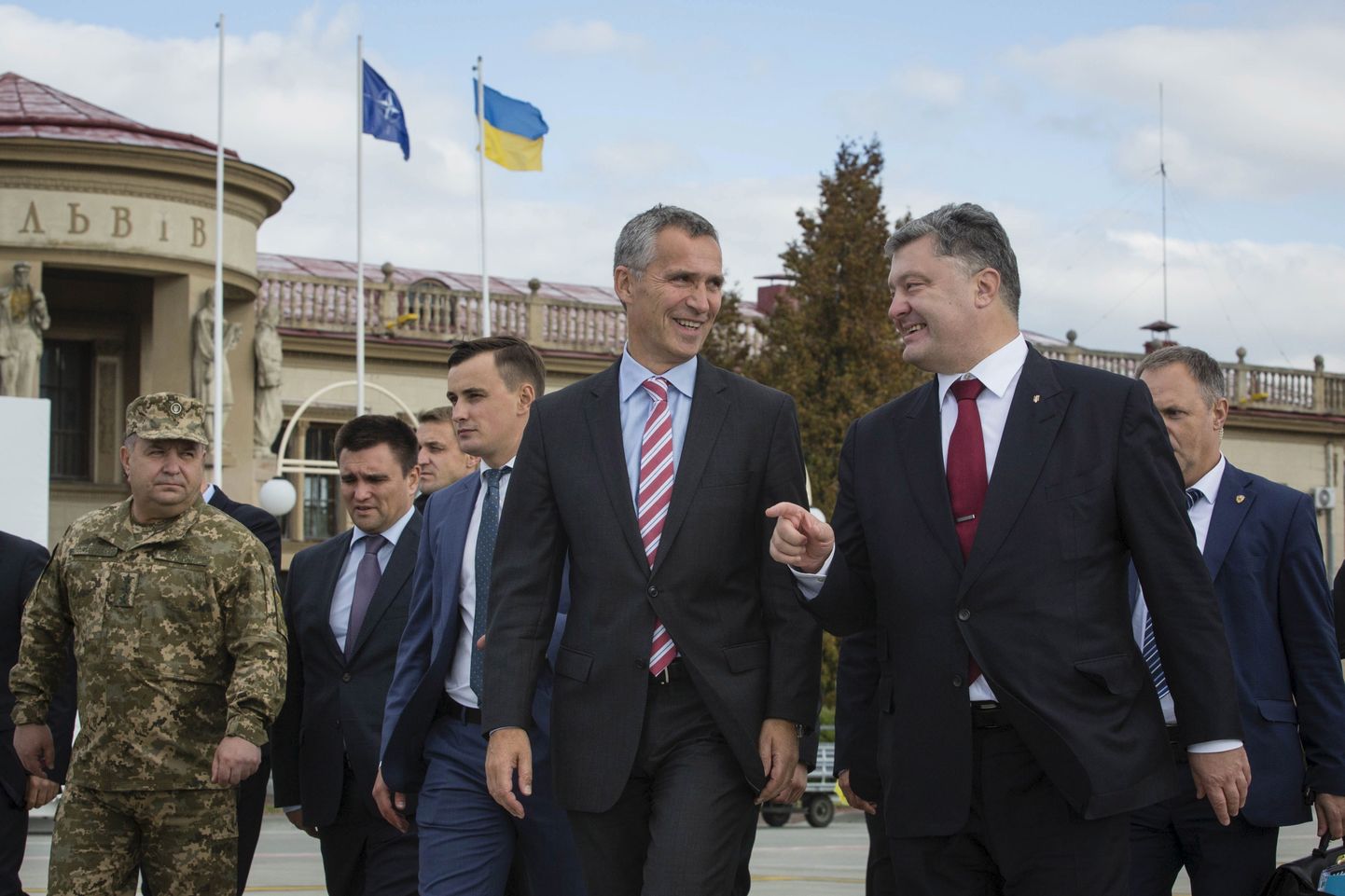 Ukraina kaitseminister Stepan Poltorak (vasakult esimene) ja välisminister Pavlo Klimkin (vasakult teine) mullu septembris Lvivi oblastis saatmas toonast presidenti Petro Porošenkot ja NATO  peasekretäri Jens Stoltenbergi.