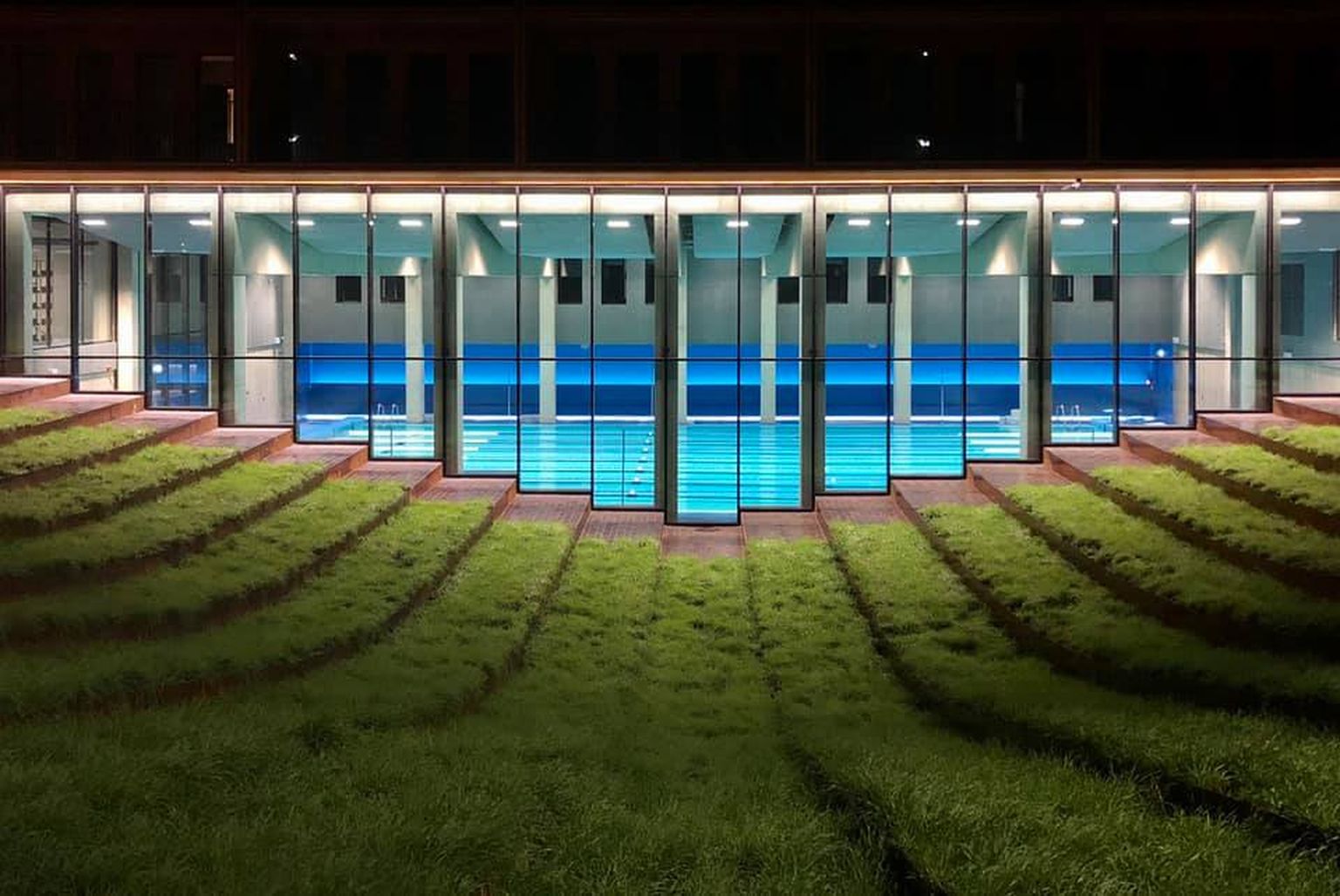 Ночной вид на плавательный бассейн Нарвского учебного центра Академии внутренней обороны.