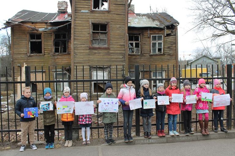 Ученики Кадриоргской немецкой гимназии с рисунками идеального дома, который можно было бы построить вместо заброшенного здания. / Фото: МуПо