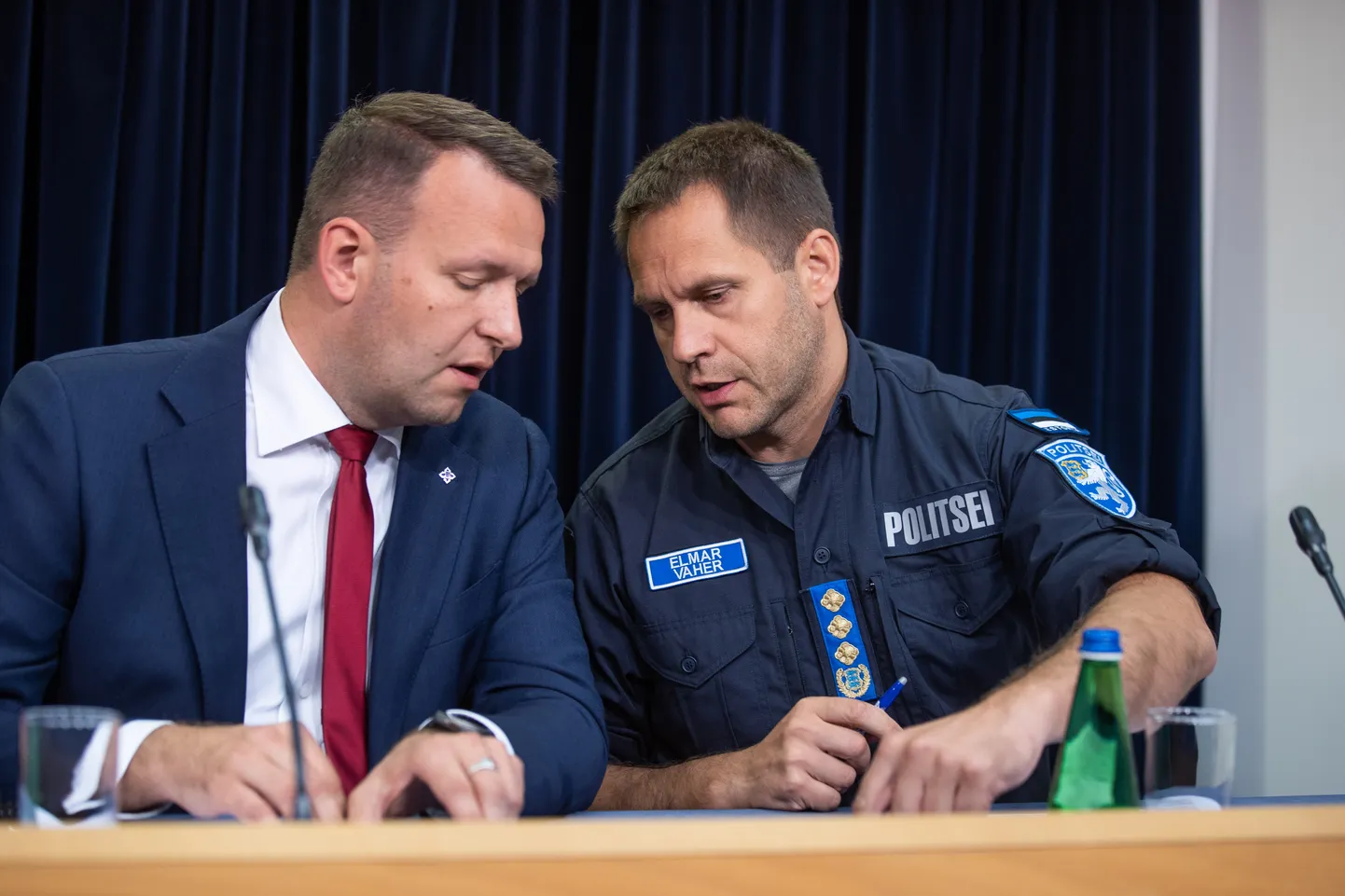 Vasakul siseminister Lauri Läänemets, Politsei- ja piirivalveameti peadirektor Elmar Vaher