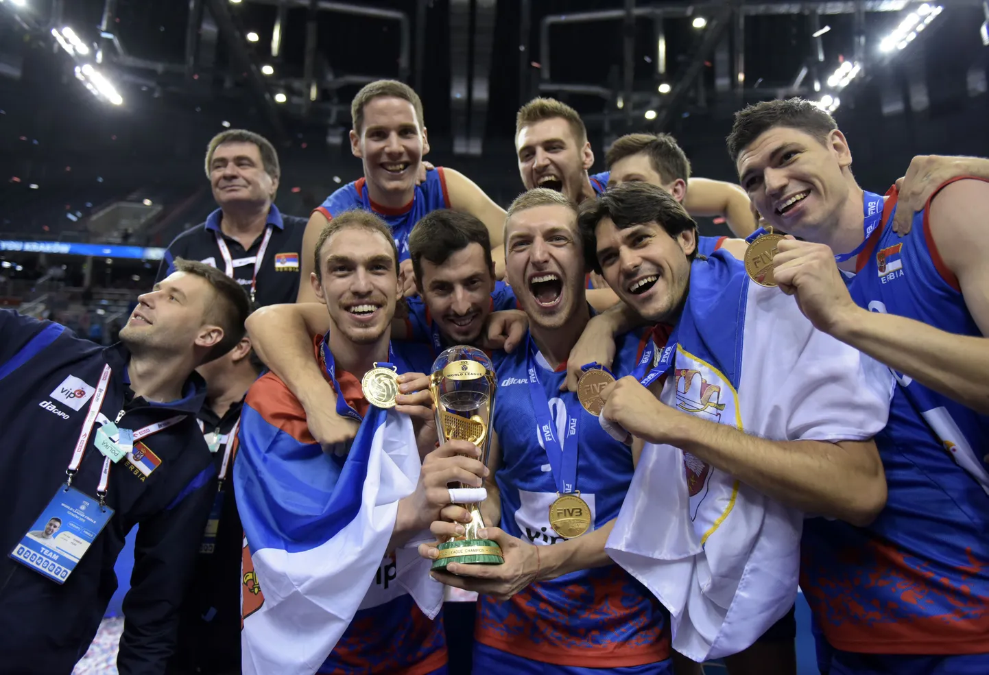Serbia võrkpallikoondis võidujoovastuses.