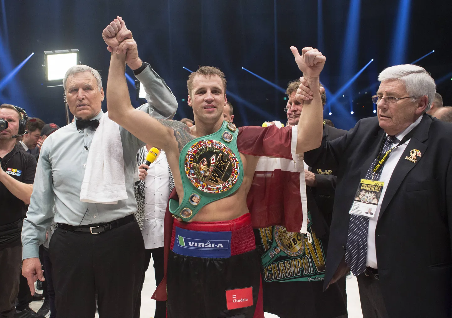 Mairis Briedis tähistamas maailmameistriks tõusmist.