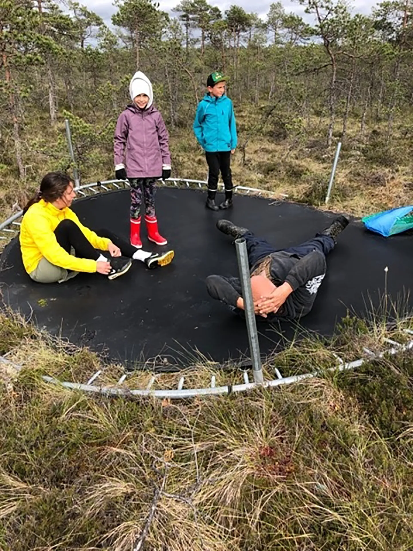 Nii leidsid Hendriksonid rabast oma tormituule ära viidud batuudi üles.