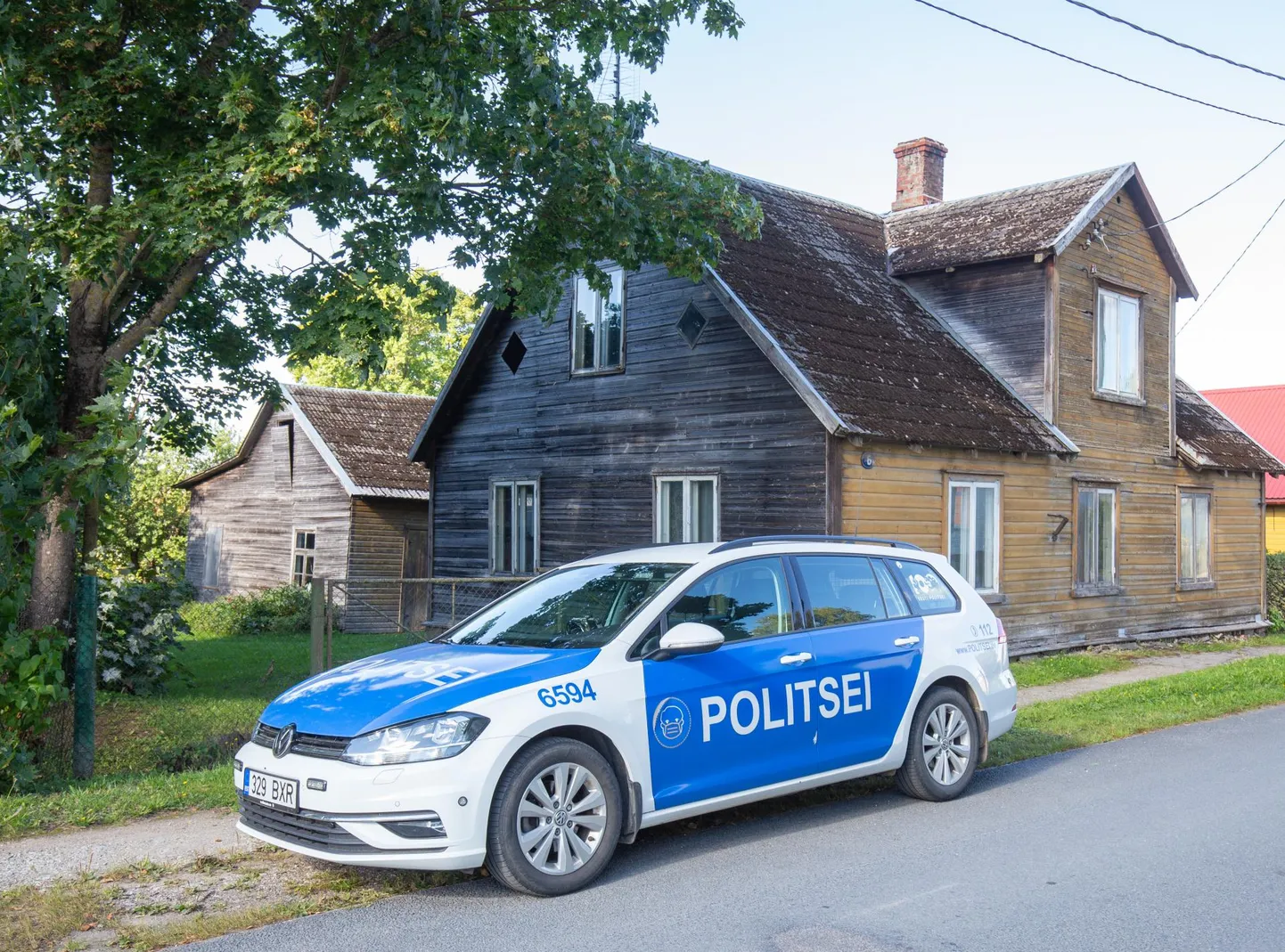 Esmaspäeval töötasid politseinikud tapmispaigas, Tehnika tänava maja hoovil.