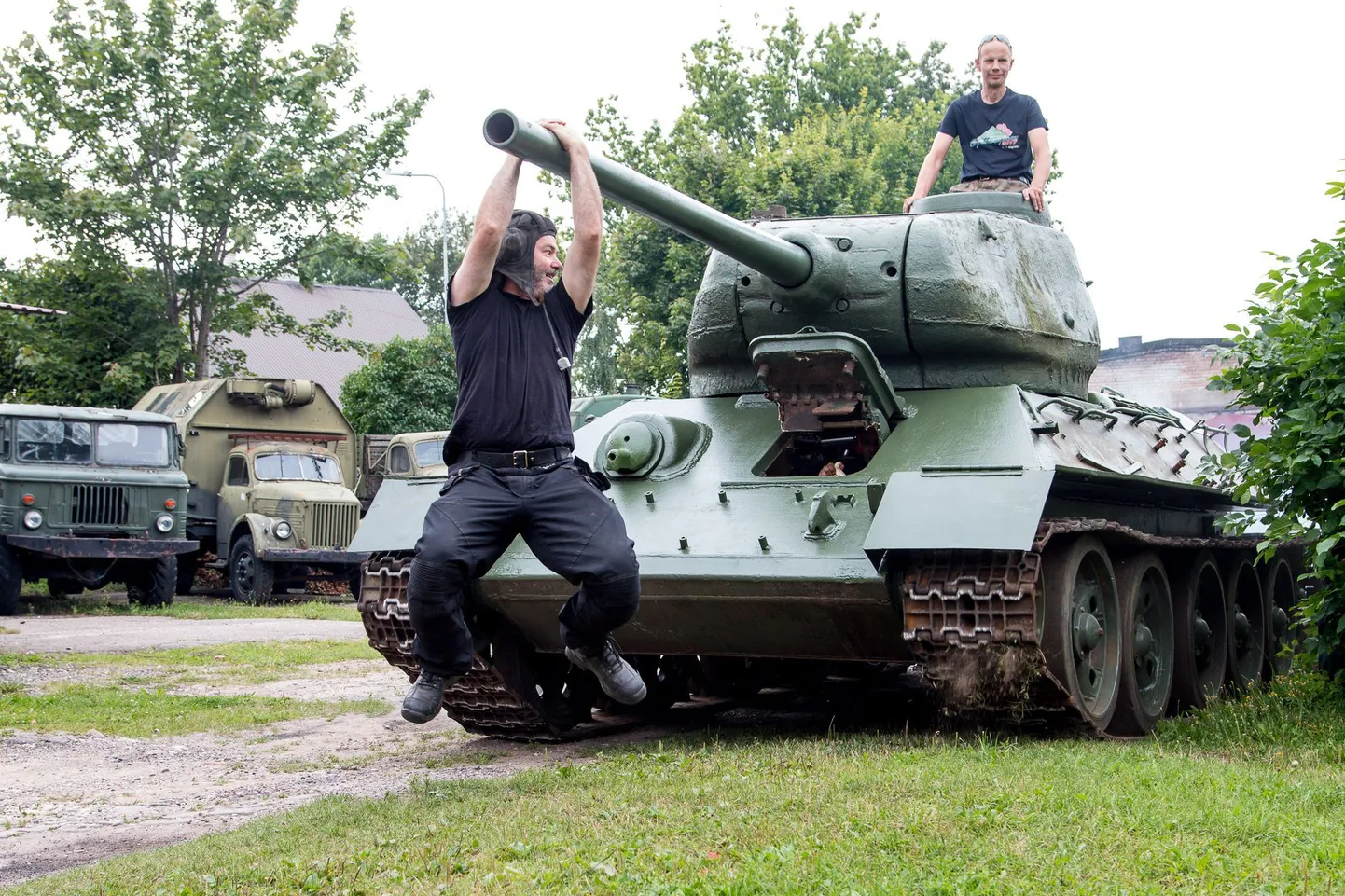 Tanki taastamise põhimeeskond koosseisus Toomas Palumaa (esiplaanil), Raul Seidla (tornis) ja Arnold Iprus (rooli taga) võis rahul olla, kuna masin tegi militaarteemapargi õuel edukalt kaks tiiru ümber muuseumihoone.