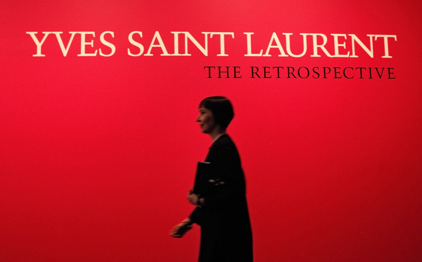 Kuraator kõnnib mööda Yves Saint Laurenti retrospektiivnäituse reklaamist