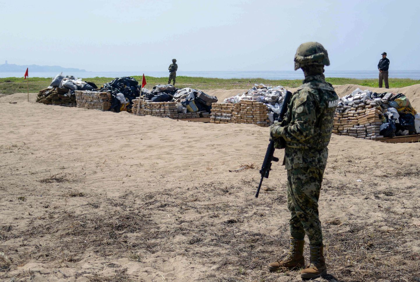 Meksikas jūras kājinieks uzrauga kokaīna un marihuānas iznīcināšanu Akapulko, 2018. gada septembrī 