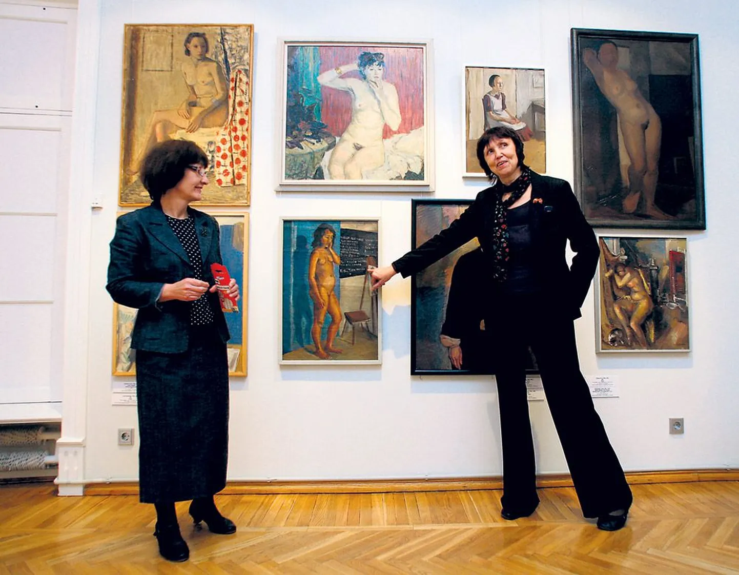 Uue püsinäituse on koostanud Mare Joonsalu (vasakul) ja Tiiu Talvistu, kes räägib parajasti Kristjan Tedre maalist «Mustlastüdruk».