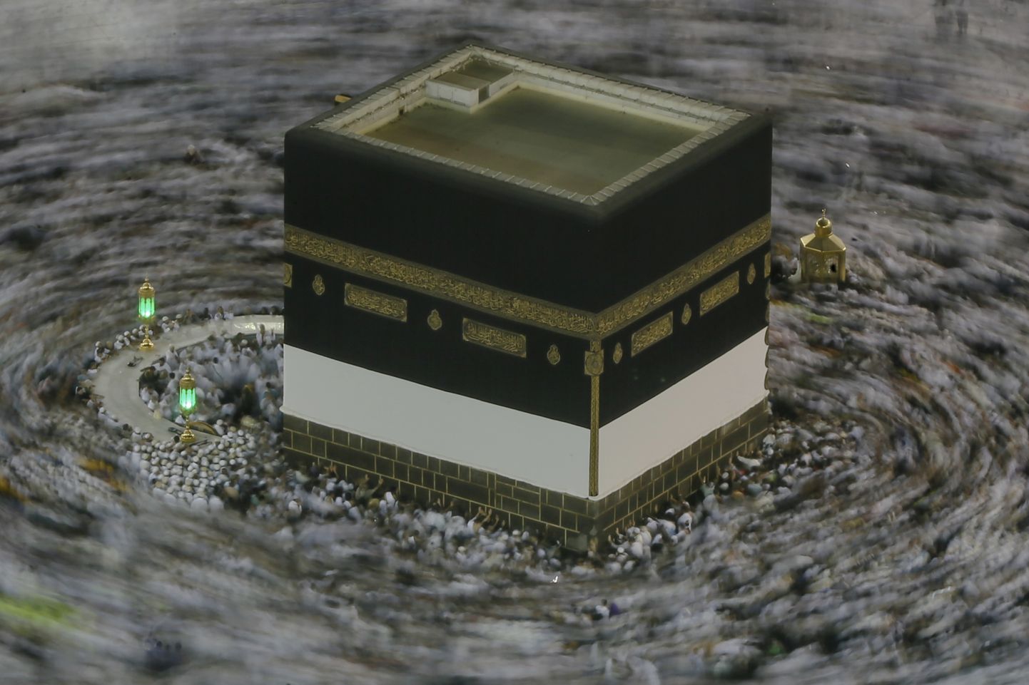 Traditsiooniliselt teevad palverändurid ringe ümber Kaaba kivi Meka Suures Mošees.