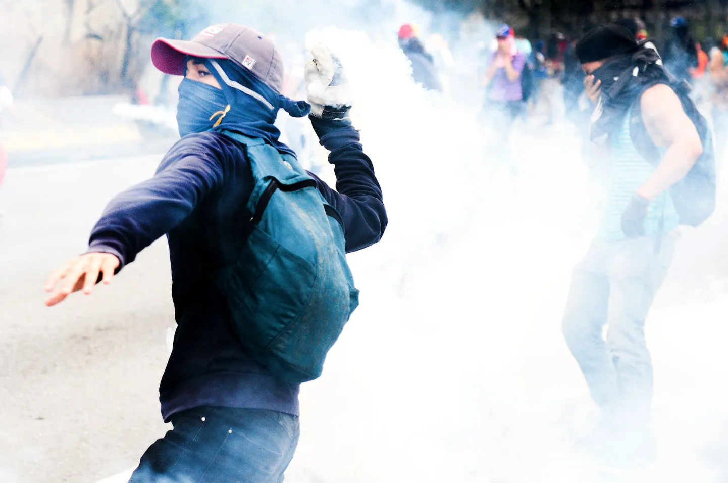 Demonstrant pisargaasipilves.