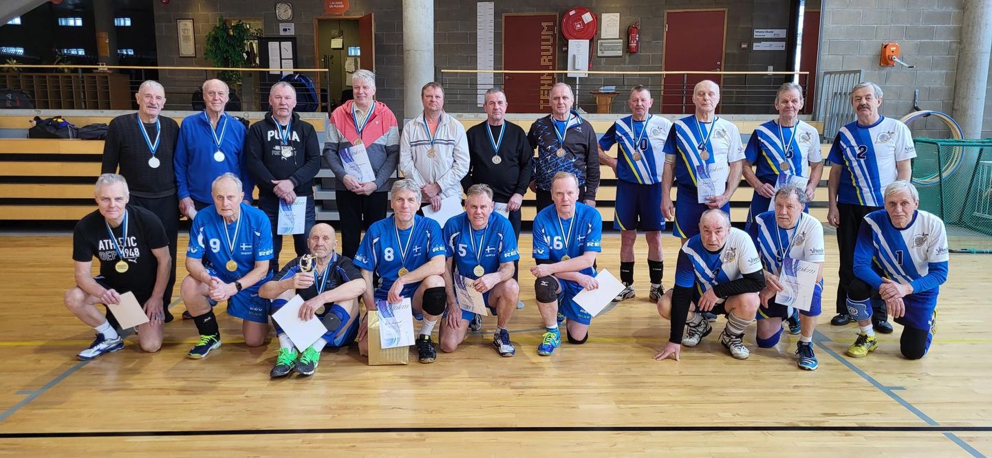 Eesti Vabariigi aastapäeva võrkpalliturniiril osalesid Pärnu ja Paide meeskonnad.