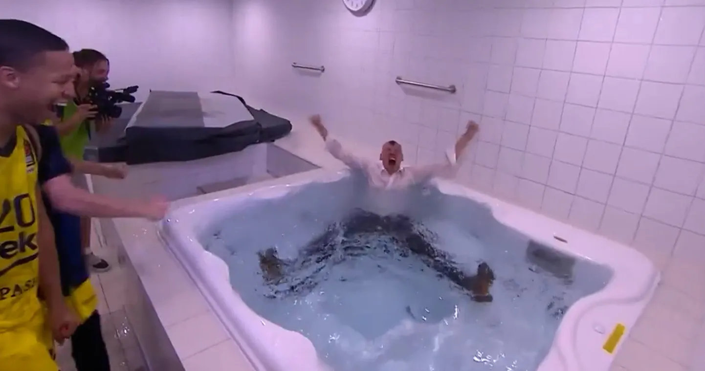 Šarūnas Jasikevičius visati pärast võitu mullivanni.