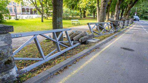 FOTO ⟩ Pargi tänava aed sõideti katki