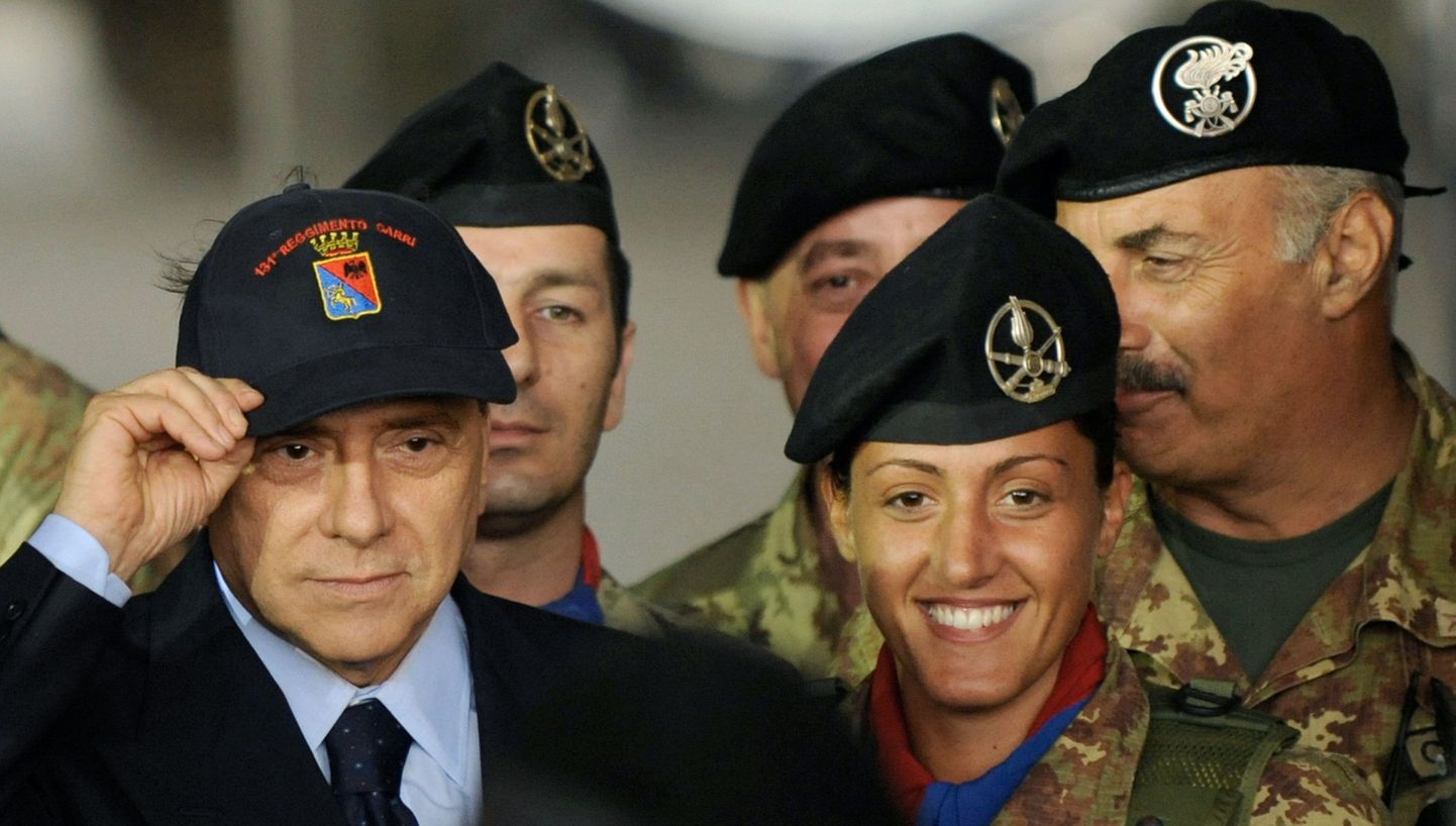 Itaalia peaminister Silvio Berlusconi (vasakul) koos Itaalia sõduritega.