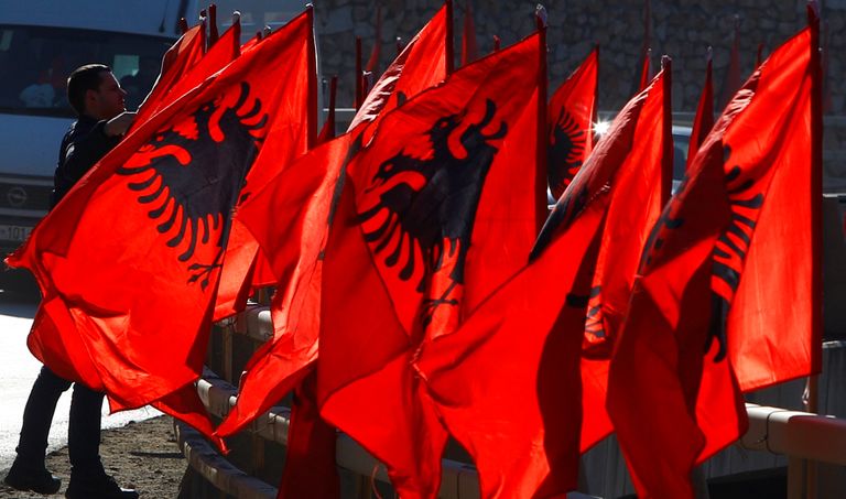 Albaania lipud Kosovos. 