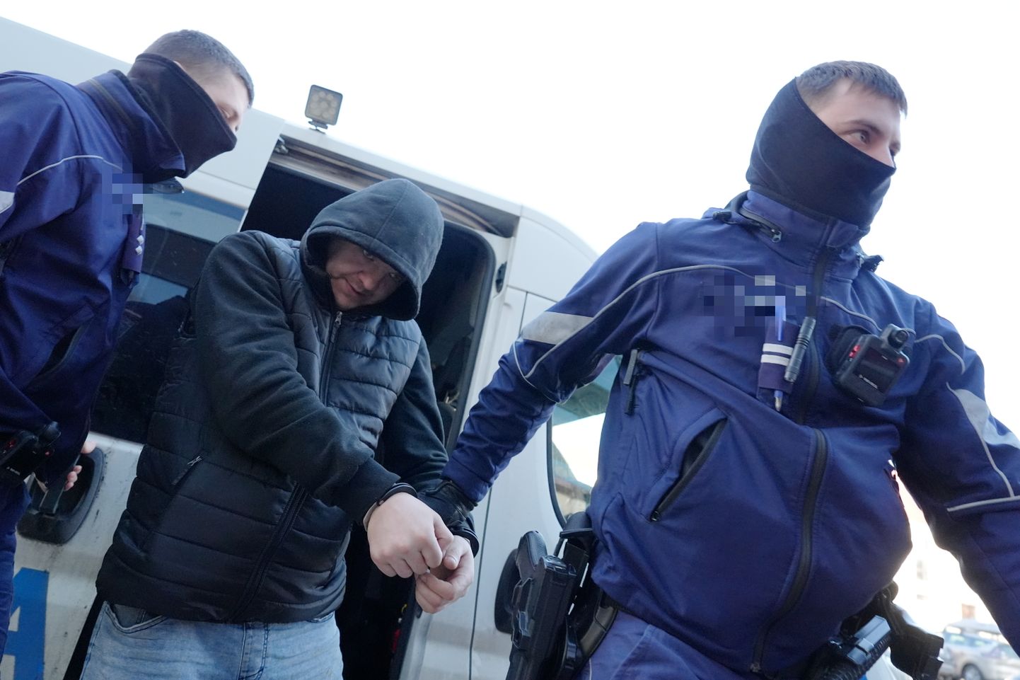 Okupācijas muzeja dedzināšanas lietā aizturētais vīrietis tiek konvojēts uz tiesas sēdi Rīgas pilsētas Vidzemes priekšpilsētas tiesā, kur lems par apcietinājuma piemērošanu.