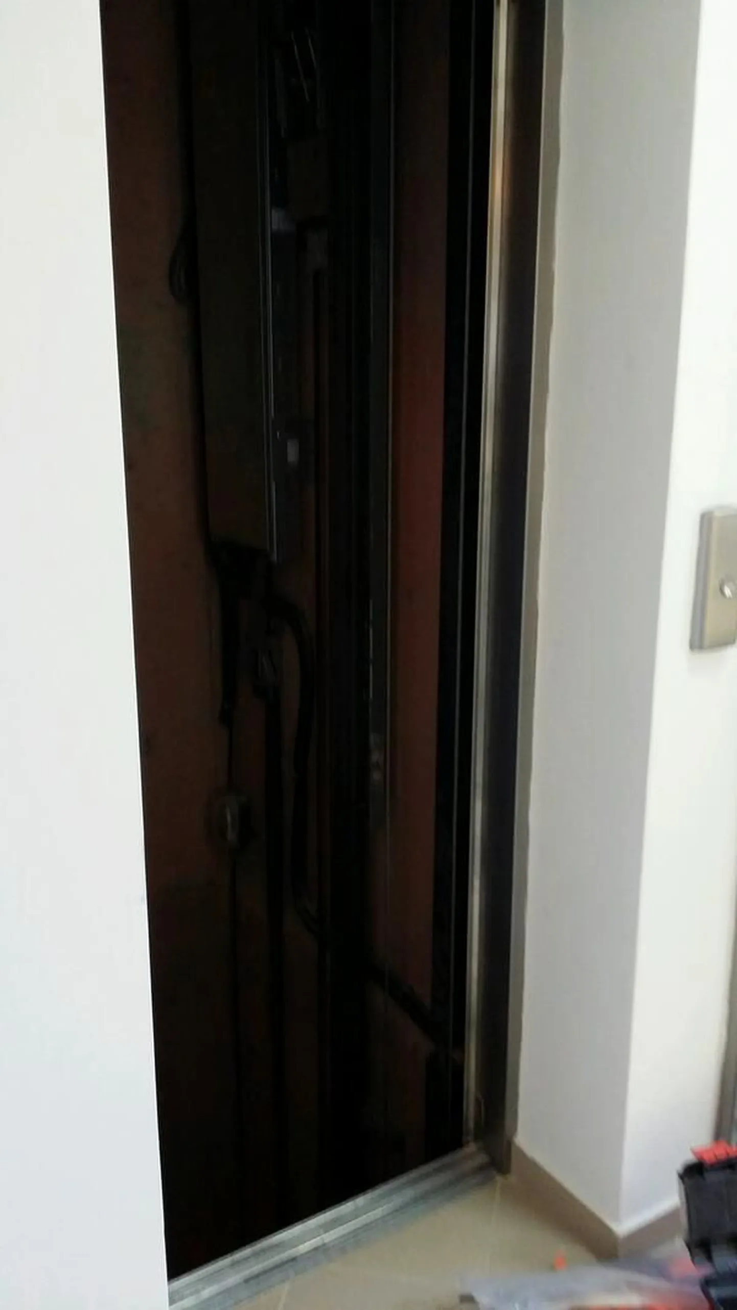 Rebekah Wilson postitas Twitterisse pildi, kust on näha, et tema hotellis asuval liftil puudus põrand.