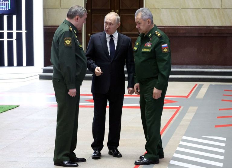 Президент РФ Владимир Путин с министром обороны Сергеем Шойгу (справа) и начальником Генштаба Валерием Герасимовым (слева)