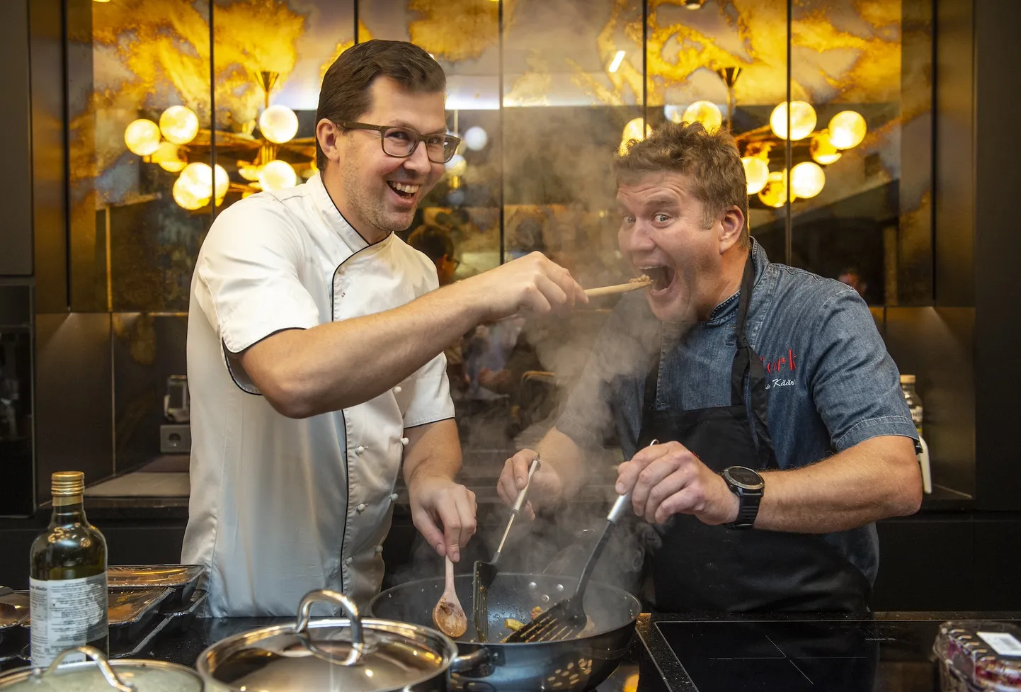 Nõo Lihatööstuse tehnoloog ja tunnustatud kokk Marko Kokmann ja BBQ Symphony grill-lihameister Rain Käärst ühiselt toitu valmistamas.