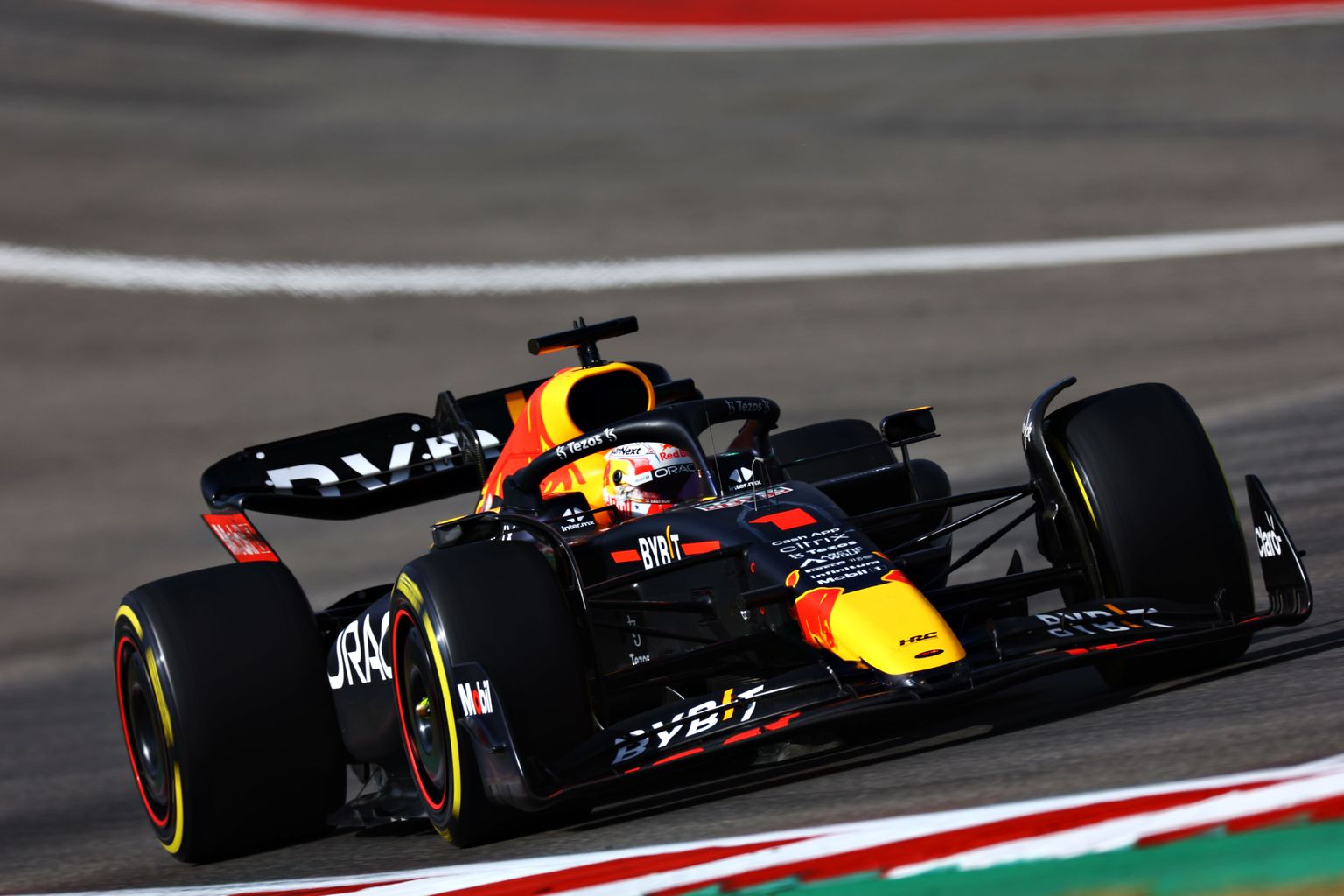 F-1 pilots Makss Verstapens pie "Red Bull" formulas stūres