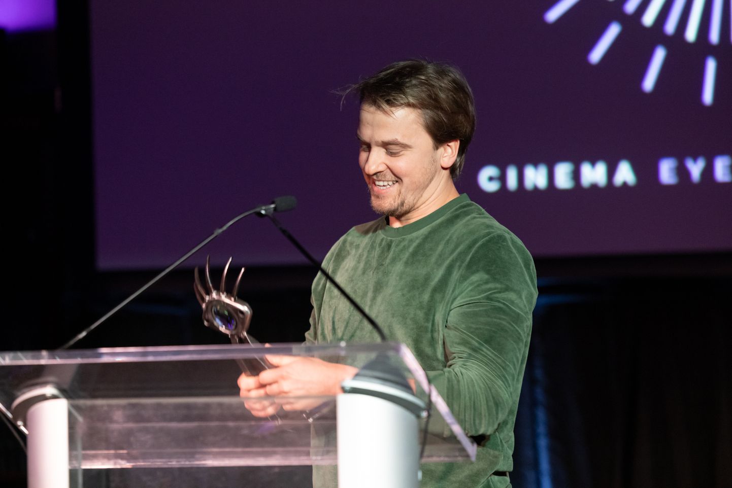 Väljapaistva operaatoritöö eest pälvis Cinema Eye Honors auhinna Eesti operaator Ants Tammik oma töö eest filmis «Savvusanna sõsarad».