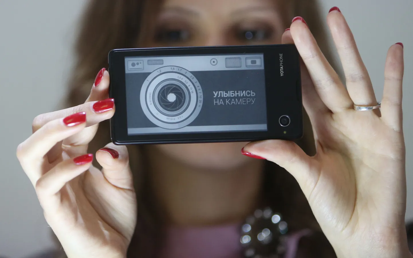 Смартфон Yotaphone, представленный 4 декабря.