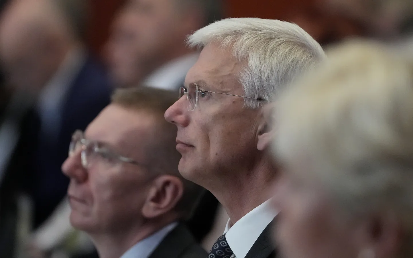 Ārlietu ministrs Edgars Rinkēvičs (no kreisās) un Ministru prezidents Krišjānis Kariņš