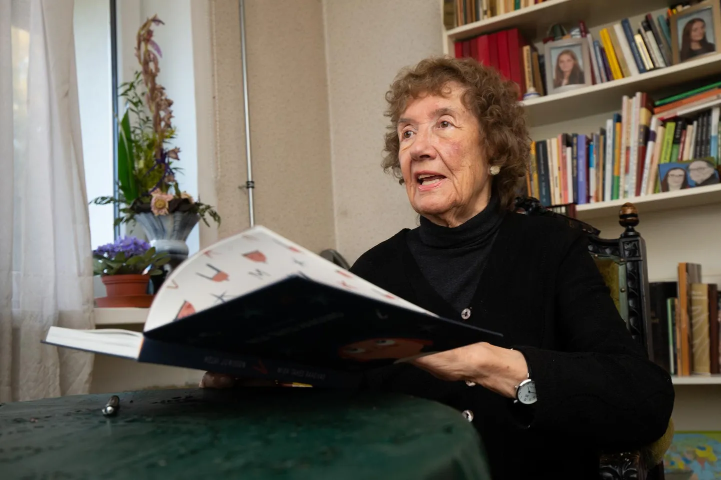 Helvi Jürissoni raamatu «Mida tähed räägivad» (kirjastus Menu Meedia, 184 lk) kunstnik on Ulla Saar ja kujundaja Einike Soosaar.